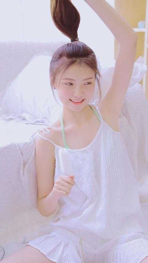 穿成荒年俏后娘，世子爷日夜娇宠