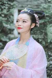 婚礼当天，我跟别人撞了新娘广告