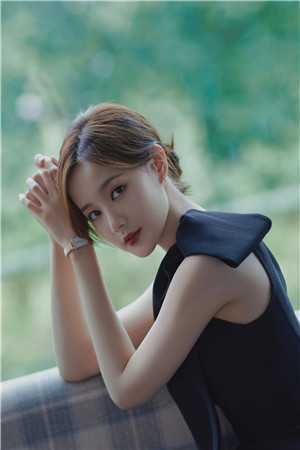 订婚宴上，未婚夫的死对头向我求婚全章节